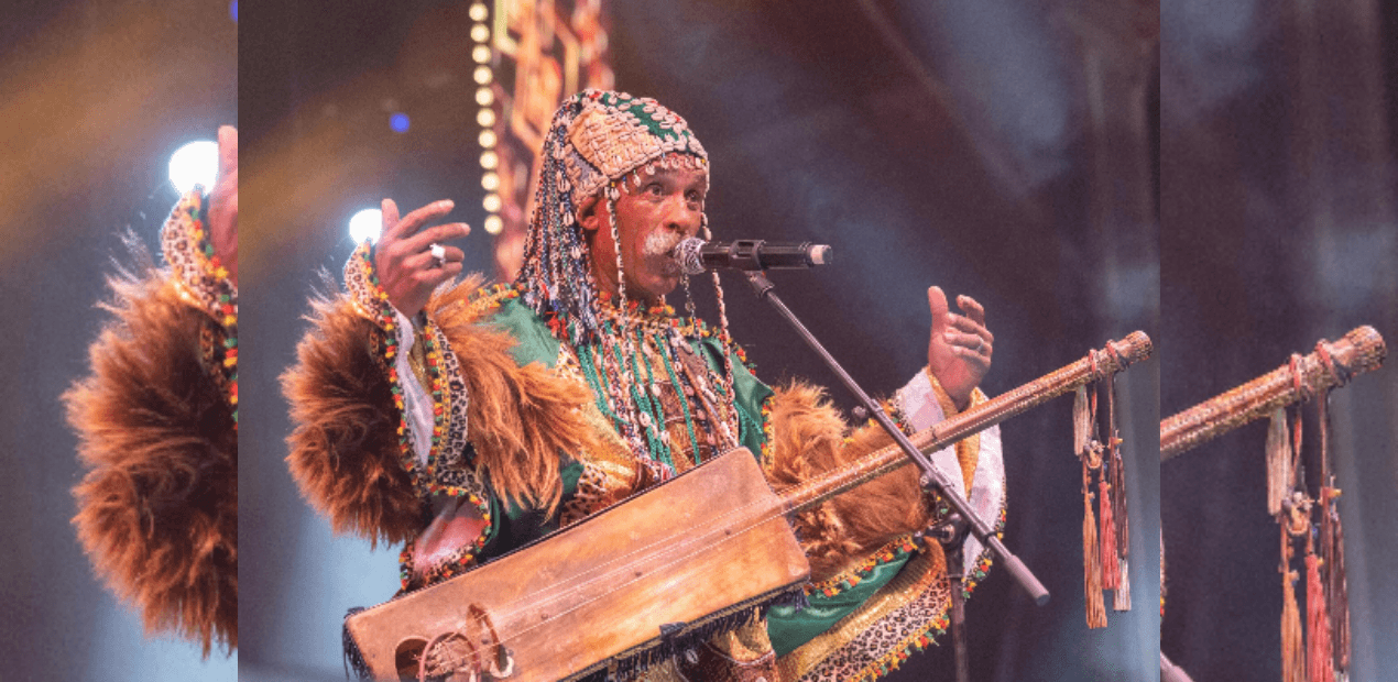 MAÂLEM OMAR HAYAT AU FESTIVAL GNAOUA 2025 : LE MAÎTRE DE LA TRANSE GNAOUIE